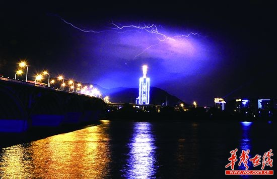 3月28日晚,长沙上空电闪雷鸣,一时间暴雨倾盆。 记者 唐俊 摄
