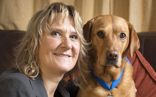 英国一条拉布拉多犬仅凭嗅觉发现主人身患癌症